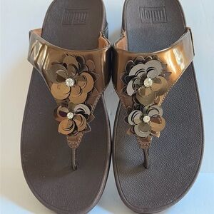NWOB FitFlop Lulu Flower Bronze Patent Microfiber Thong Sandals Size 9